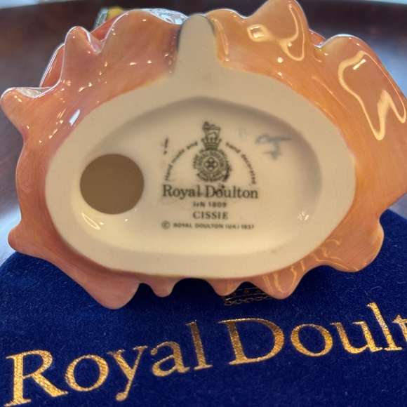 Royal Doulton miniature figurine "Cissie" HN 1809. Young girl with flowers. - Picture 7 of 8